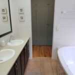 Suite bathroom